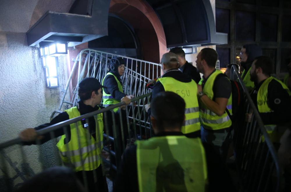 VJT naložilo policiji: Hitno identifikujte lica koja su napala pripadnike Žandarmerije ispred RTS