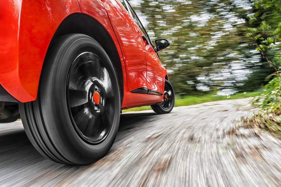 Škripanje u automobilu: Zašto se javljaju cvrčci i neugodni zvuci u kabini?