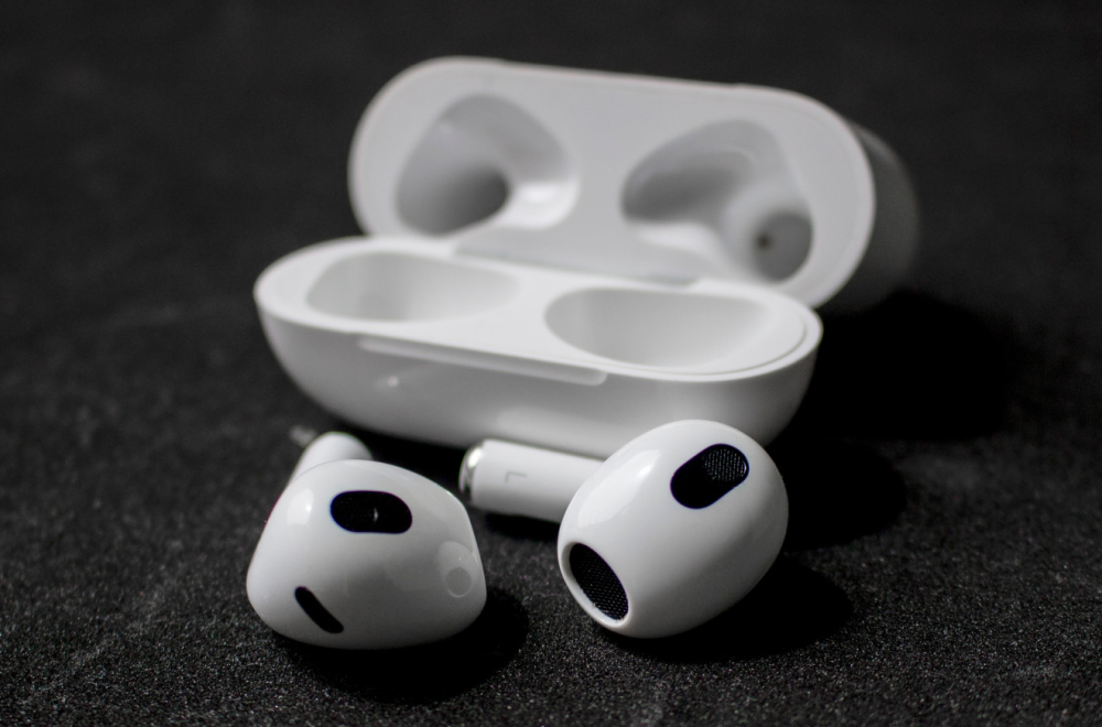 Stiže konkurencija za AirPods: OpenAI razvija sopstvene slušalice