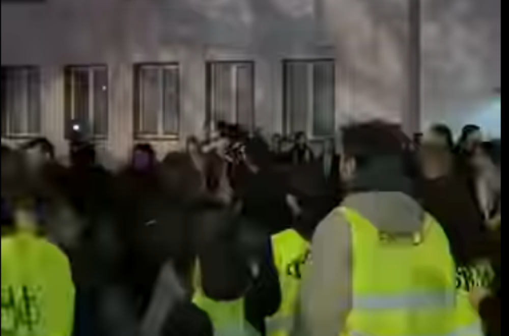 Ovo je student blokader koji je s leđa nasrnuo na pripadnika Žandarmerije ispred RTS VIDEO