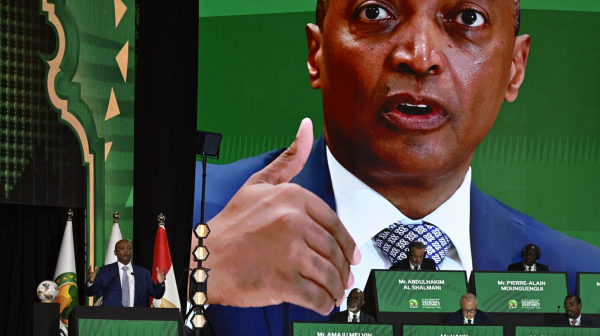 Milijarder ostaje na čelu afričkog fudbala – Infantino stajao uz njega FOTO