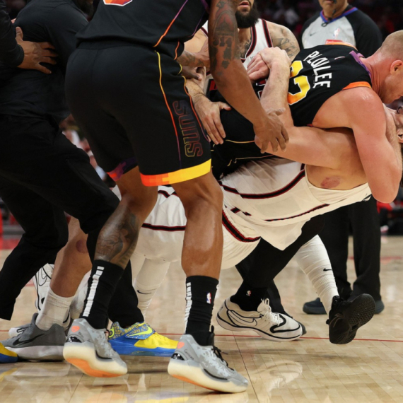 Rvački okršaj u NBA – Plamli jedva pomerio Adamsa VIDEO