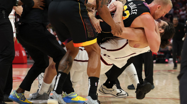 Rvački okršaj u NBA – Plamli jedva pomerio Adamsa VIDEO