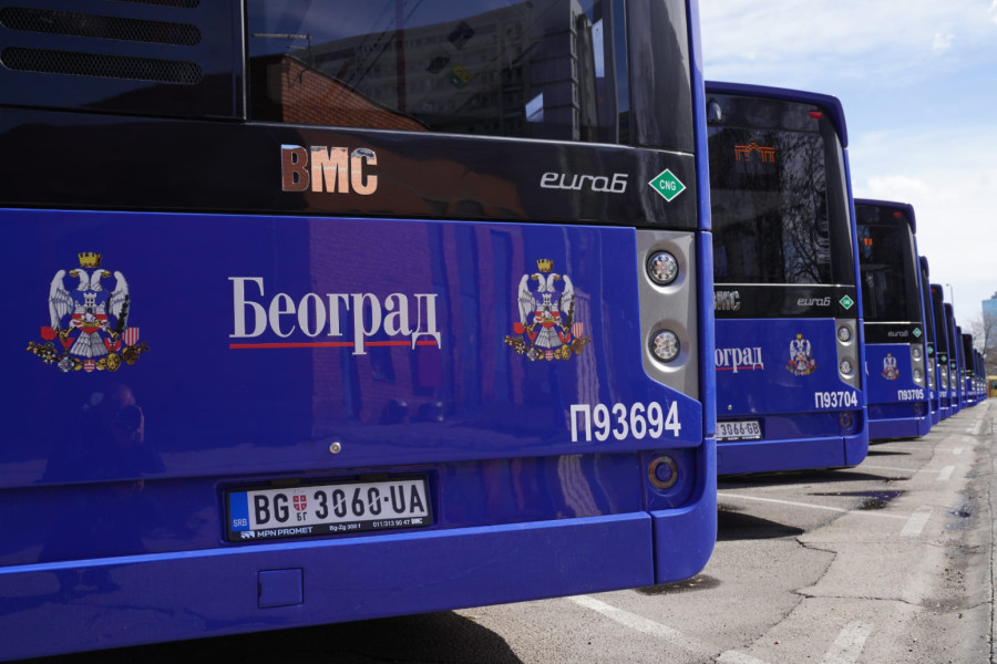 Stiglo još 100 novih plavih zglobnih autobusa u GSP; Uskoro stižu i tramvaji FOTO