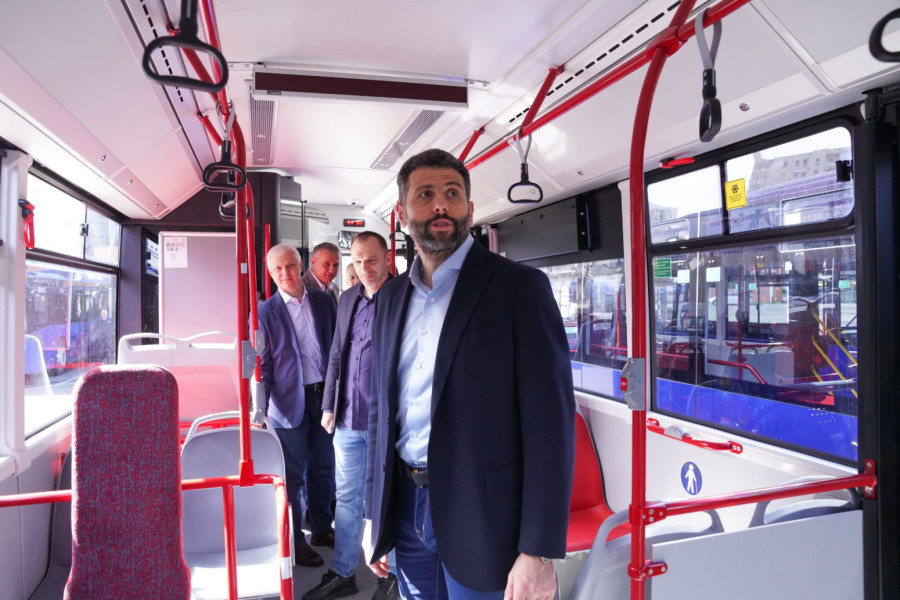 Stiglo još 100 novih plavih zglobnih autobusa u GSP; Uskoro stižu i tramvaji FOTO