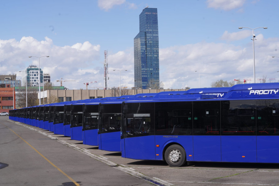 Stiglo još 100 novih plavih zglobnih autobusa u GSP; Uskoro stižu i tramvaji FOTO