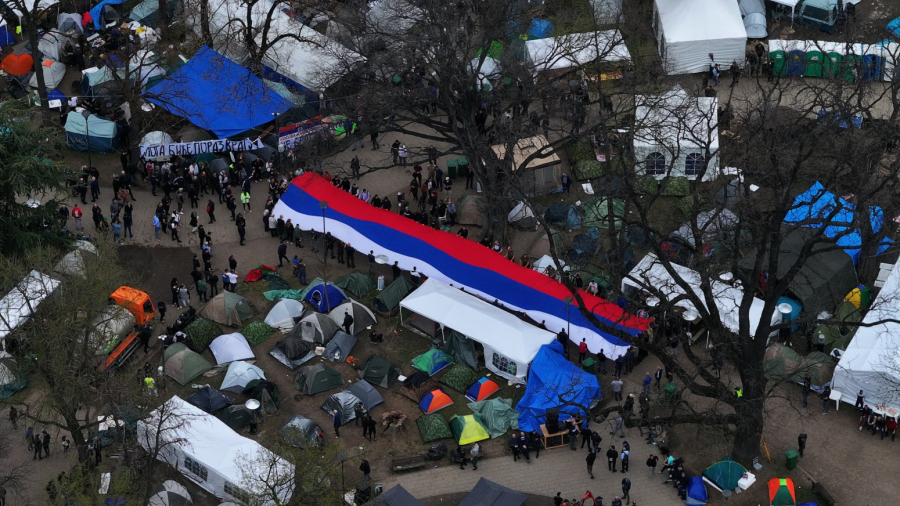 Veličanstven prizor: Studenti koji hoće da uče razvili su srpsku trobojku dugačku 30 metara FOTO/VIDEO