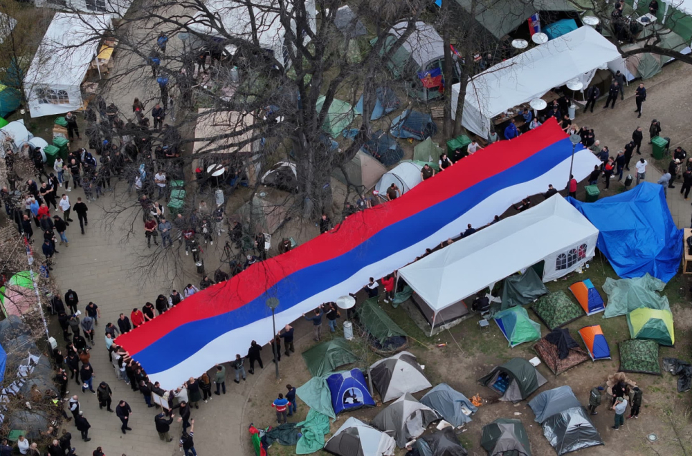 Veličanstven prizor: Studenti koji hoće da uče razvili su srpsku trobojku dugačku 30 metara FOTO/VIDEO