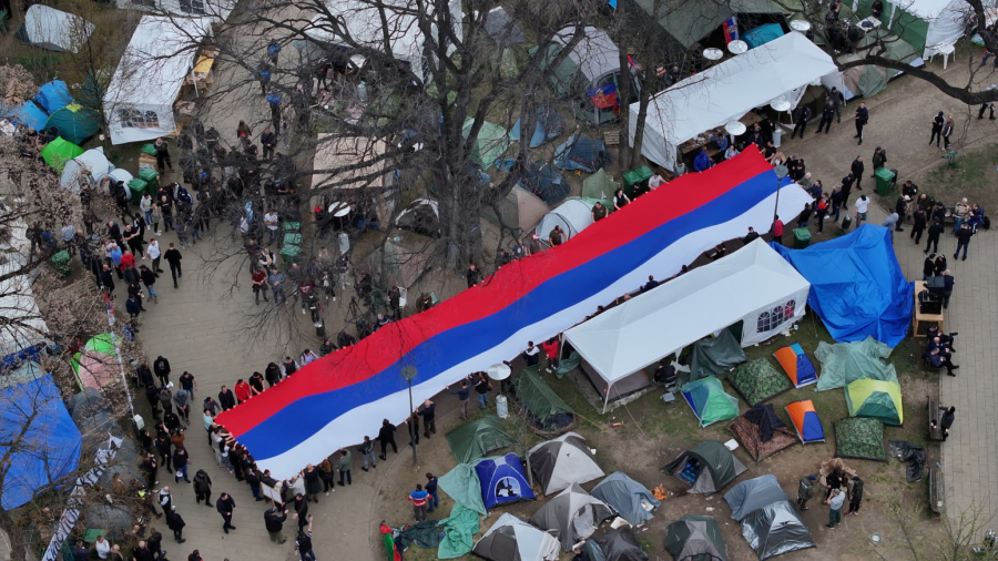 Veličanstven prizor: Studenti koji hoće da uče razvili su srpsku trobojku dugačku 30 metara FOTO/VIDEO