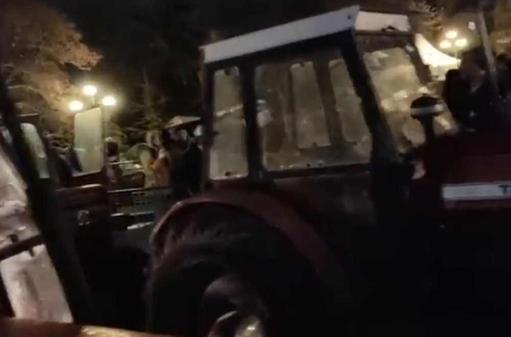 Uhapšene dve osobe kod Pionirskog parka – više incidenata; Pokrenuti traktori koji štite studente FOTO/VIDEO