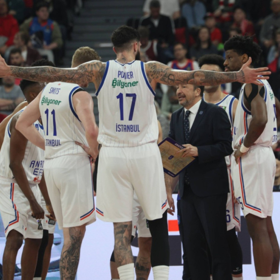Efes gledao kako Bajern promašuje trojke, Larkin se razgoropadio pred Partizan