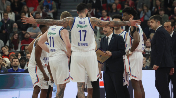 Efes gledao kako Bajern promašuje trojke, Larkin se razgoropadio pred Partizan