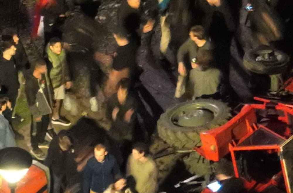 Studenti blokaderi divljaju: Prevrnuli traktor i gađaju policiju FOTO/VIDEO