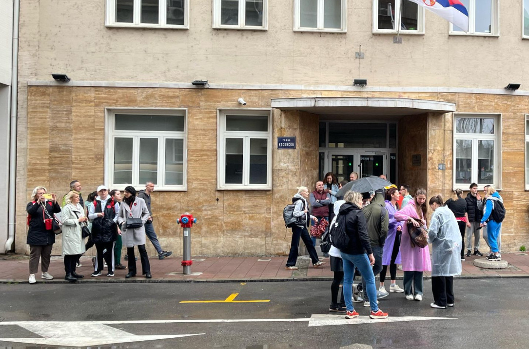 Divljanje blokadera bez granica; Vuvuzelom udarila najstariju poslanicu SNS na opštini Zvezdara FOTO/VIDEO