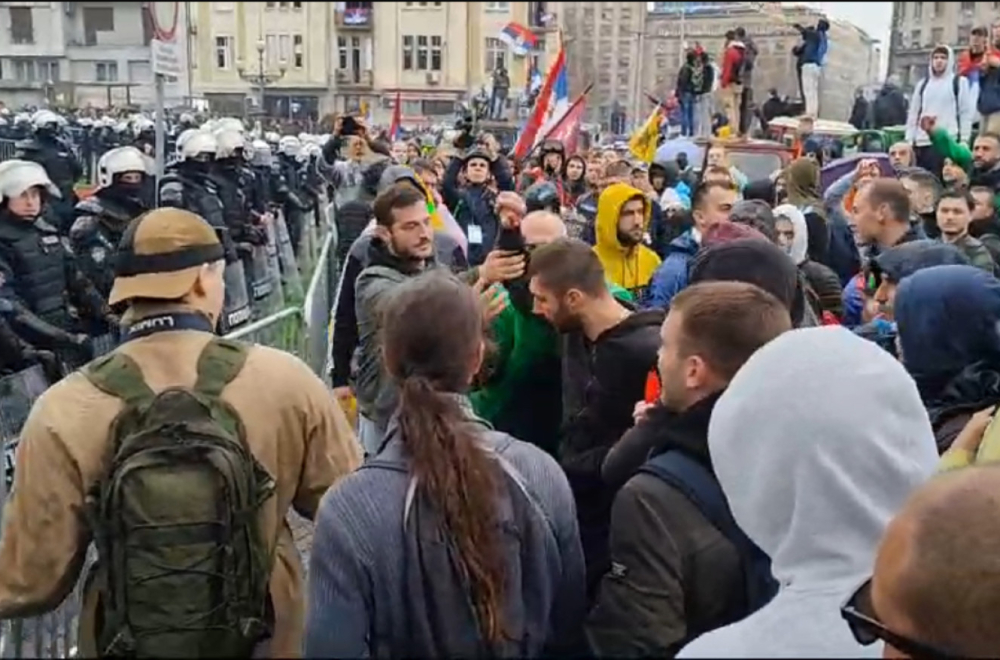 Incident među demonstrantima: Guraju se, nasrću jedni na druge VIDEO