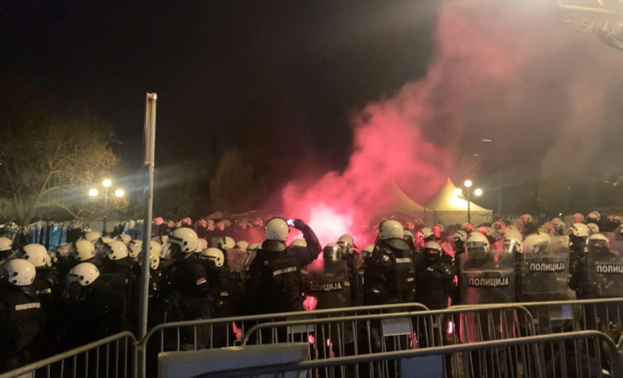 Huligani iz redova opozicije napali studente blokadere: Bačena baklja na žandarmeriju FOTO/VIDEO
