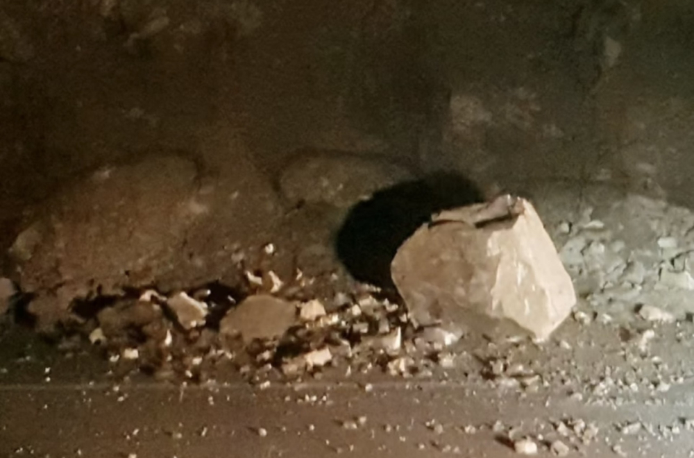 Za dlaku izbegnuta tragedija: Kamenje zatrpalo saobraćajnu traku