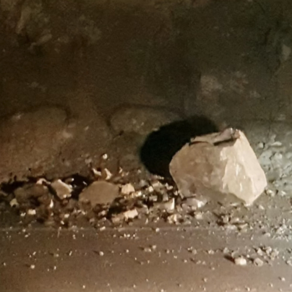 Za dlaku izbegnuta tragedija: Kamenje zatrpalo saobraćajnu traku