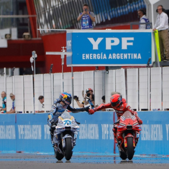 Mark Markes ispred brata i u Argentini