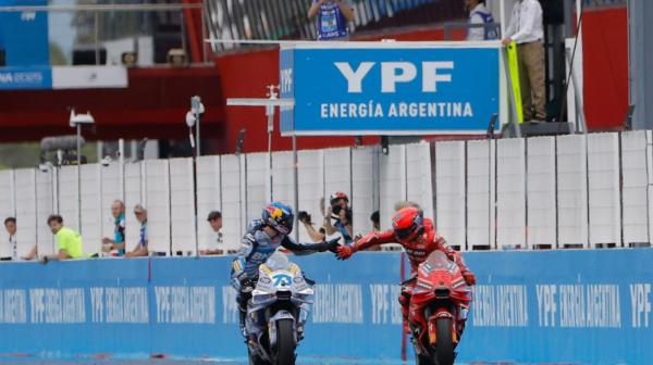 Mark Markes ispred brata i u Argentini