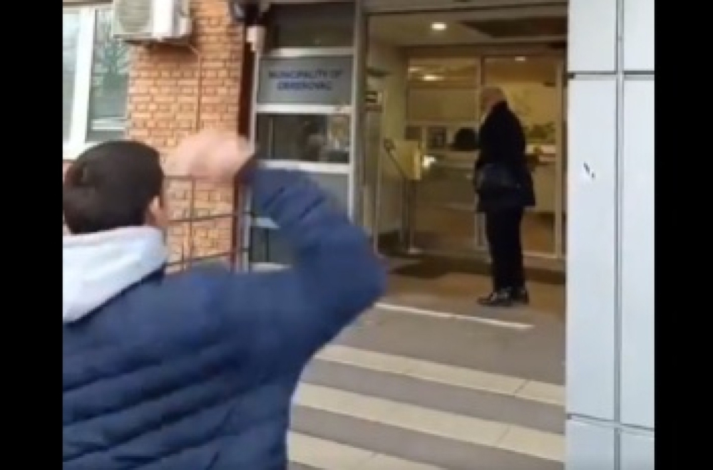 Nasilje opozicije u Obrenovcu: Došli pred opštinu da gađaju žene koje dolaze na posao; Posle sve okadili VIDEO