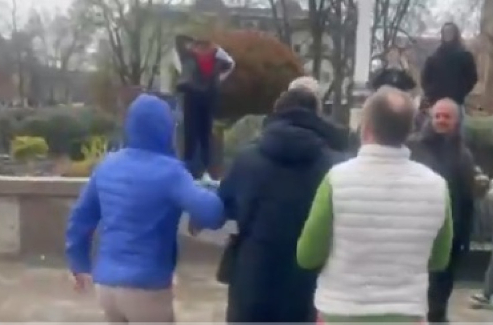 Pristalice opozicije pravile haos u Obrenovcu: Gađali jajima žene, kadili i na kraju fizički napali VIDEO