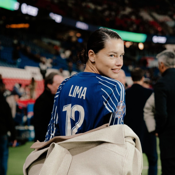 Adrijana Lima u dosad neviđenom izdanju "zapalila" stadion: Zaboravite na fudbal FOTO
