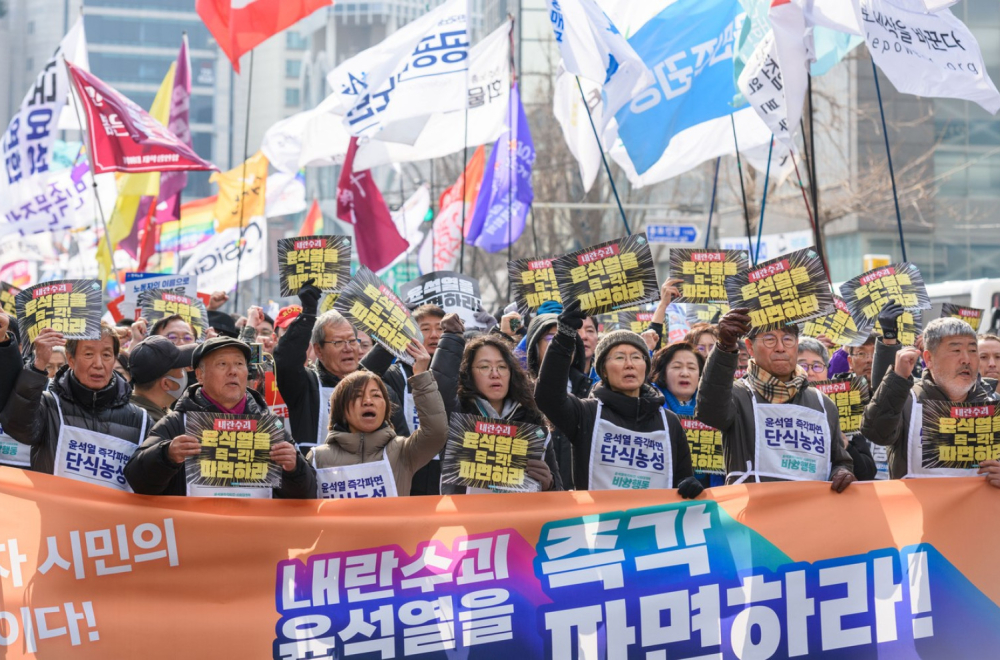 Politički haos u Južnoj Koreji: Dok se čeka presuda predsedniku, veliki neredi na ulicama FOTO