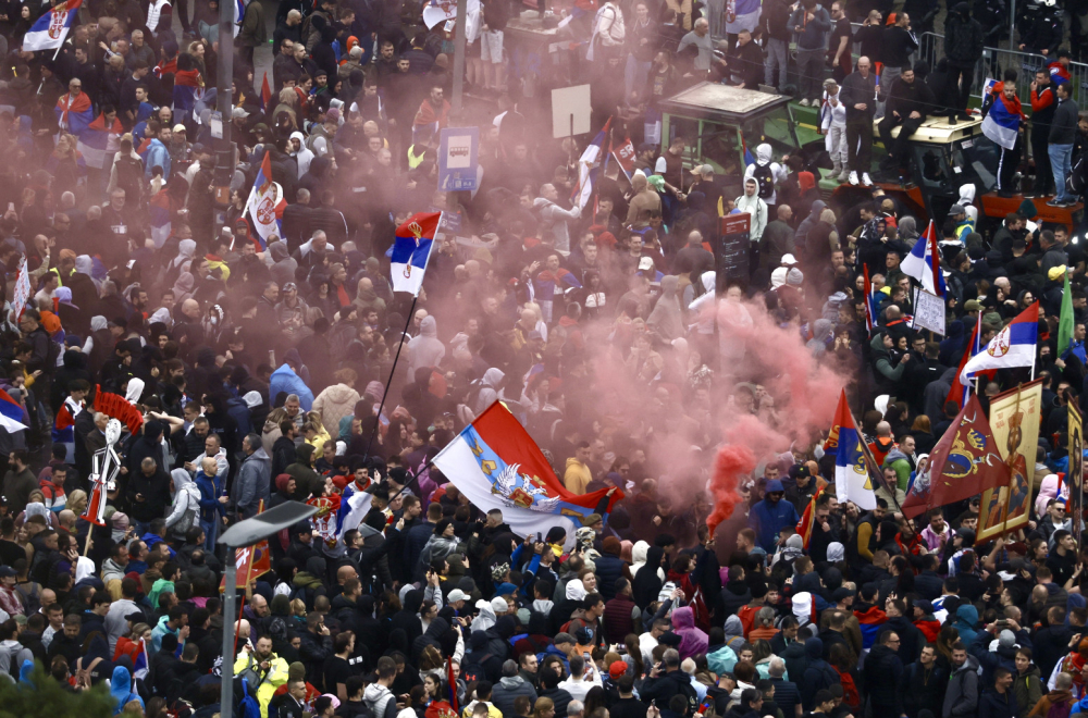 Tužilaštvo naložilo da se identifikuju osobe koje su na protestu imale zastavu UČK