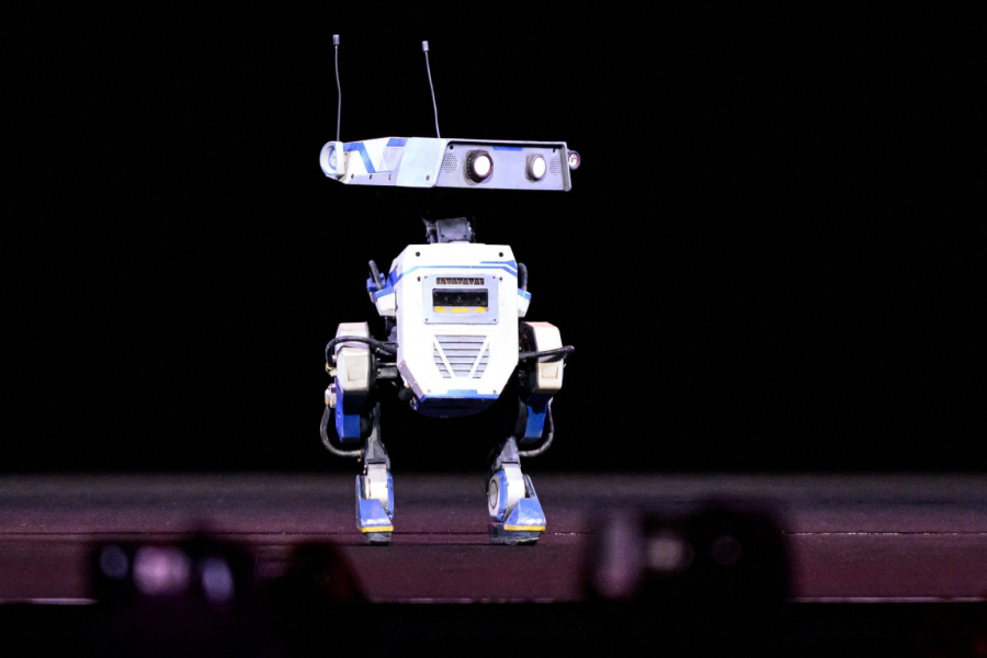 Čovek u kožnoj jakni predstavio robota koji podseća na R2-D2 iz Ratova zvezda FOTO/VIDEO