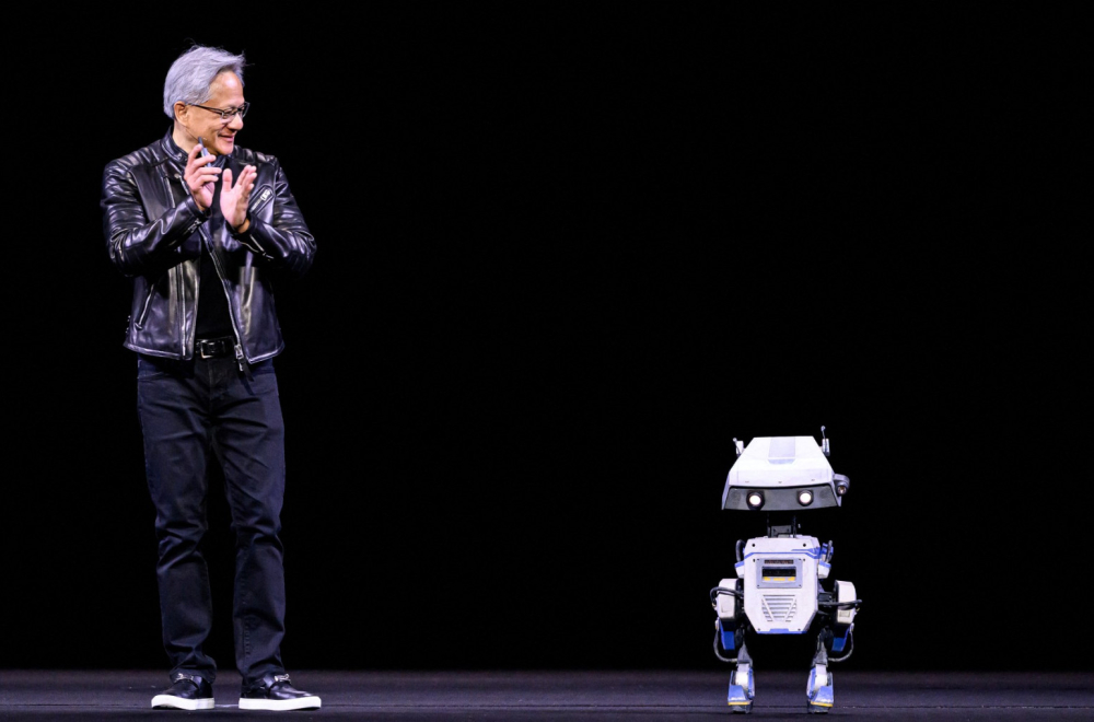 Čovek u kožnoj jakni predstavio robota koji podseća na R2-D2 iz Ratova zvezda FOTO/VIDEO