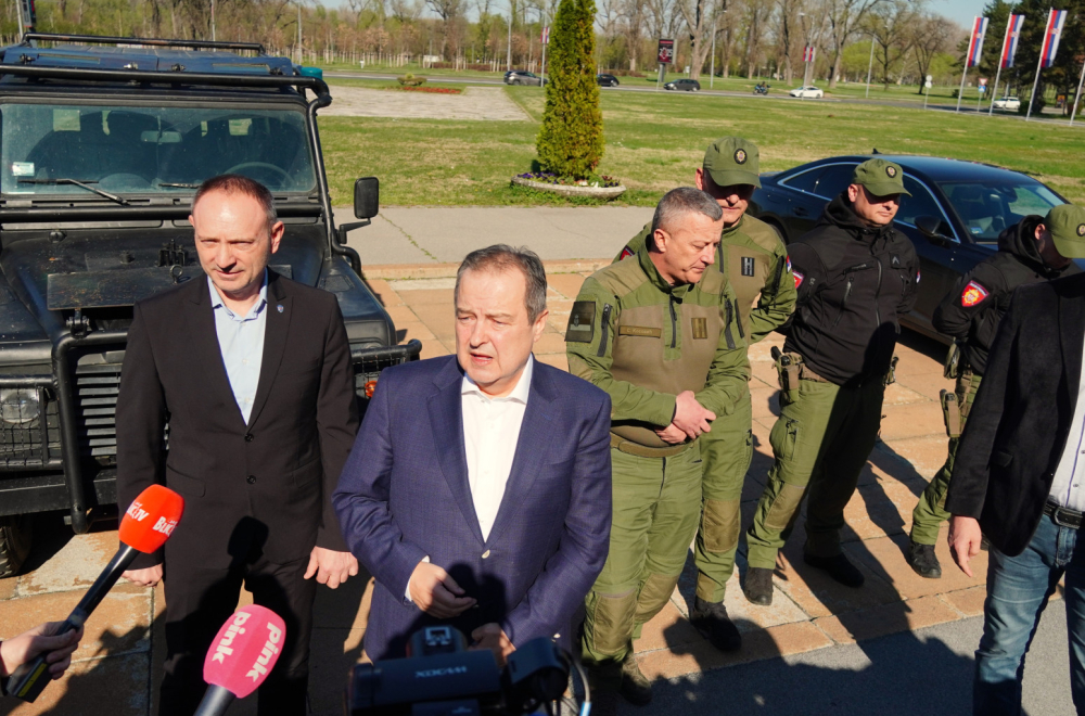 Dačić pokazao vozilo snimljeno kod Skupštine; Zabranjeno korišćenje uređaja u funkciji zvučnog topa FOTO