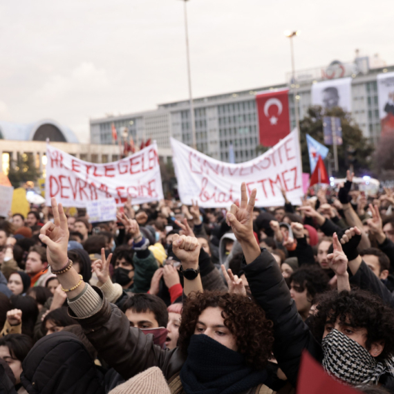 Turska na kolenima: Investitori povlače kapital, lira pada