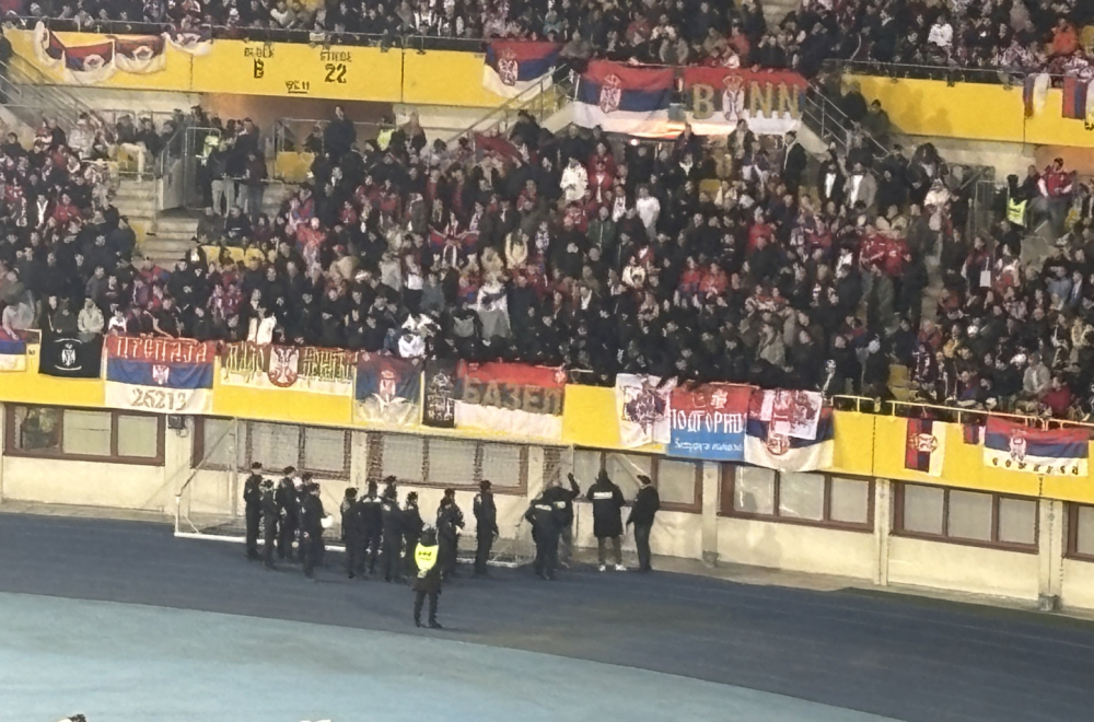 Umalo incident na Austrija – Srbija: Policija htela da Srbima otme transparent posvećen KiM FOTO