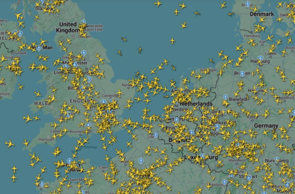 Avioni satima u vazduhu; Okolni aerodromi se spremaju da ih prihvate, dok se nebo "žuti" FOTO/VIDEO