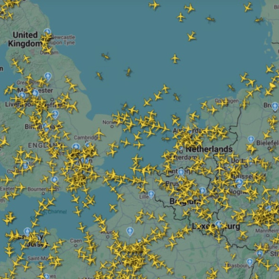 Airplanes in the air for hours; The surrounding airports ready to receive them, while the sky turns "yellow"