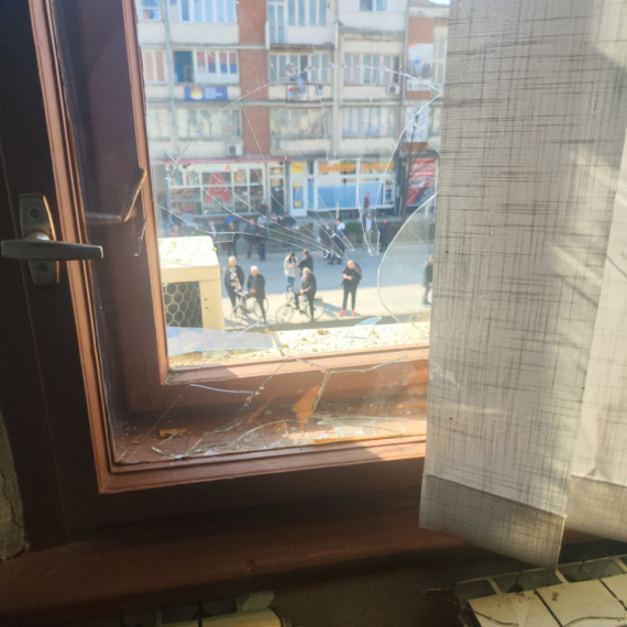 Ozbiljan incident; Vandali koji protestuju u Bogatiću kamenovali zgradu opštine FOTO