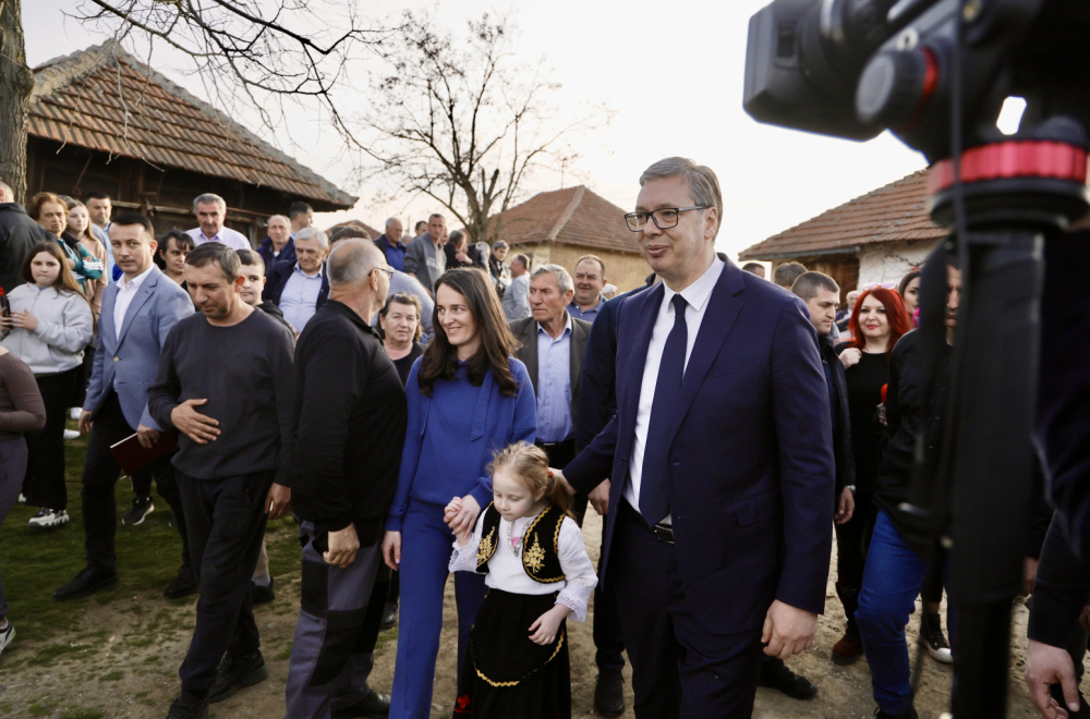 Vučić u Prokuplju obišao fabriku; Obradovao meštane Maričića: Put i 70 radnih mesta u fabrici FOTO/VIDEO