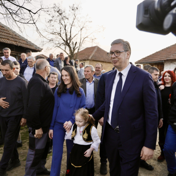 Vučić u Prokuplju obišao fabriku; Obradovao meštane Maričića: Put i 70 radnih mesta u fabrici FOTO/VIDEO