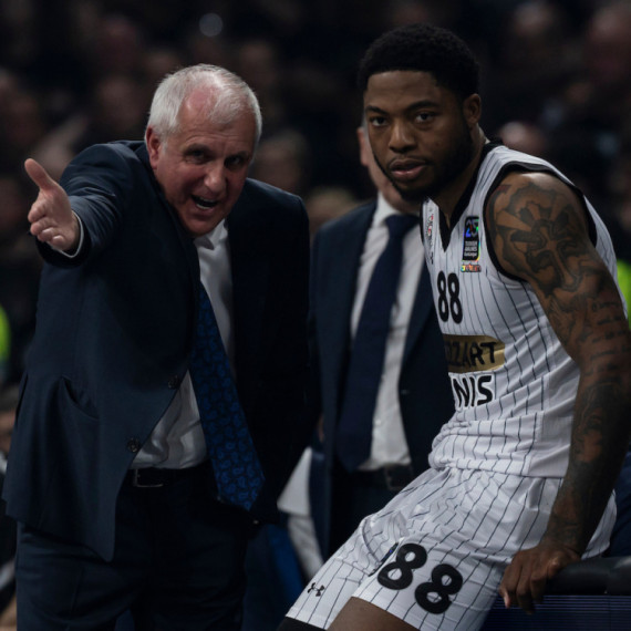 Agonija u Areni: Efes ponizio Partizan