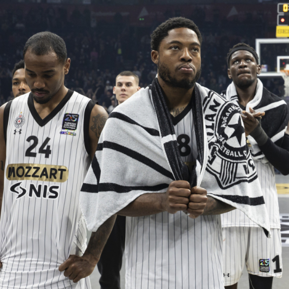 Crno-beli na udaru: "Da li ovi ljudi koji dolaze zaslužuju da vide ovakav Partizan?" VIDEO