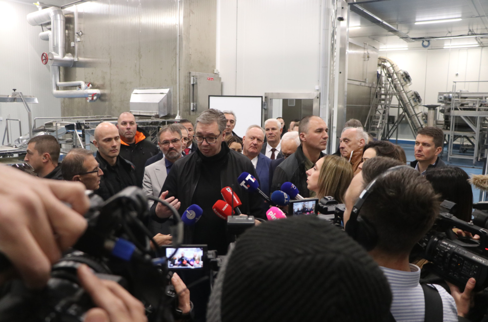 Vučić u Bojniku: Uložićemo 9 miliona evra u put preko Radan planine; Rekonstruiše se još puteva i škola