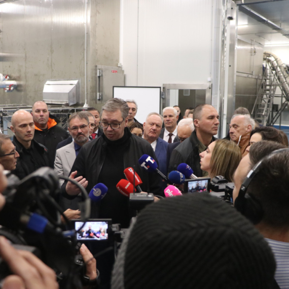 Vučić u Bojniku: Uložićemo 9 miliona evra u put preko Radan planine; Rekonstruiše se još puteva i škola