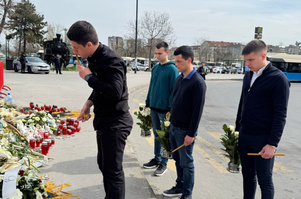 Studenti koji žele da uče u Novom Sadu; Položili venac za žrtve tragedije FOTO