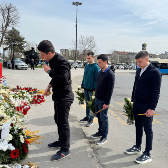 Studenti koji žele da uče u Novom Sadu; Položili venac za žrtve tragedije FOTO