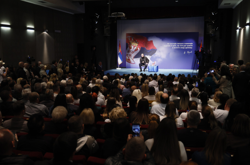 Vučić razgovarao sa građanima u Leskovcu: Nikada neću odustati od svoje politike; Njihova politika je nasilje