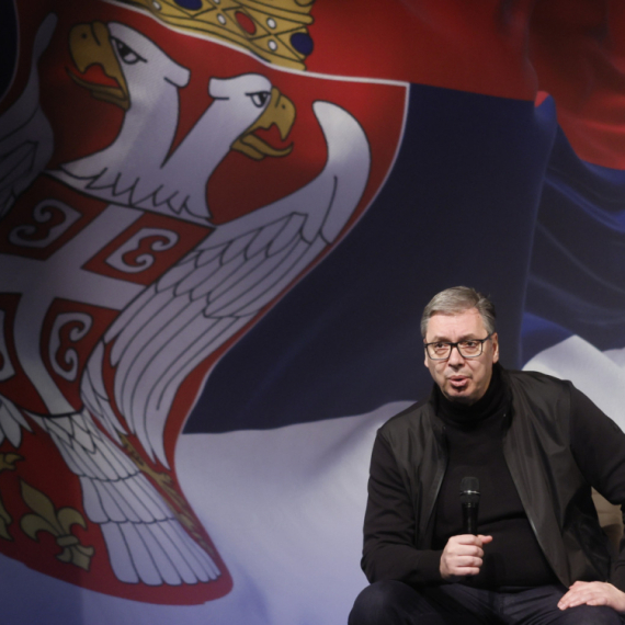 Vučić razgovarao sa građanima u Leskovcu: Nikada neću odustati od svoje politike; Njihova politika je nasilje
