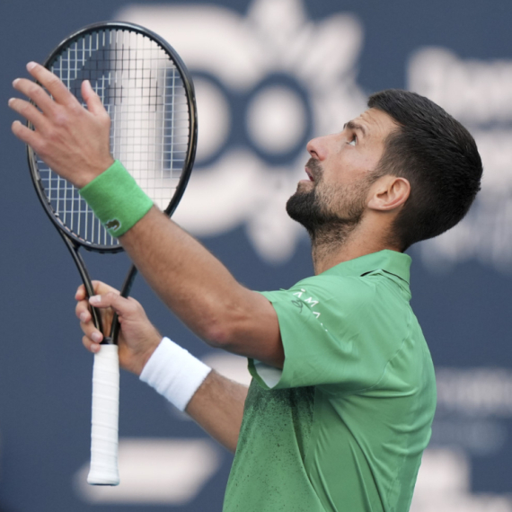 Novak pogođen u glavu – opet! VIDEO