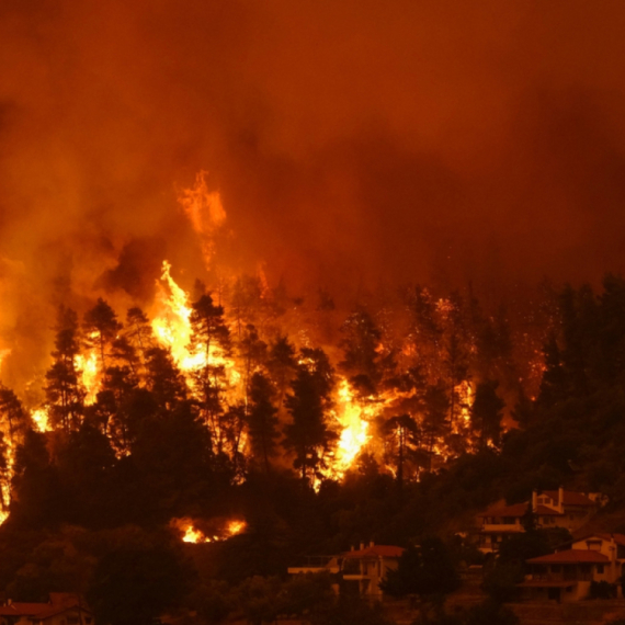 Naređena hitna evakuacija na grčkom ostrvu: Vatra "guta" sve pred sobom FOTO/VIDEO