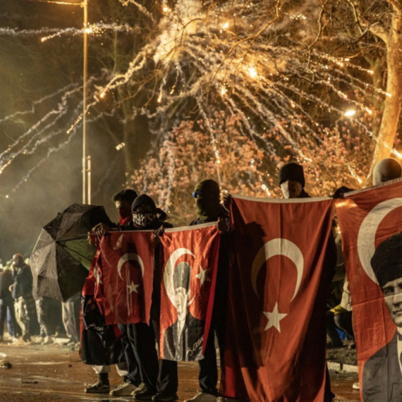 Turska pred pucanjem: Stotine hiljada ljudi na ulicama; Uhapšeni novinari FOTO/VIDEO
